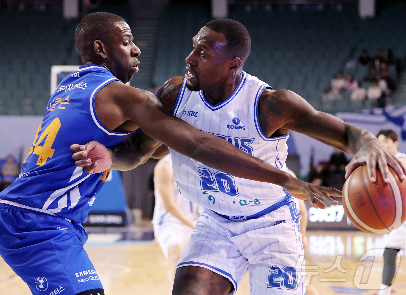 (서울=뉴스1) 김진환 기자 = 22일 오후 서울 송파구 잠실 잠실실내체육관에서 열린 2025-2026 LG전자 프로농구 정규리그 서울 삼성 썬더스와 대구 한국가스공사의 경기, 1 …