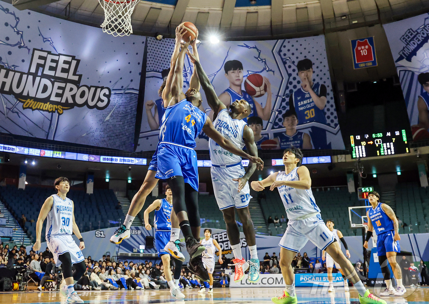 (서울=뉴스1) 김진환 기자 = 22일 오후 서울 송파구 잠실 잠실실내체육관에서 열린 2025-2026 LG전자 프로농구 정규리그 서울 삼성 썬더스와 대구 한국가스공사의 경기, 1 …