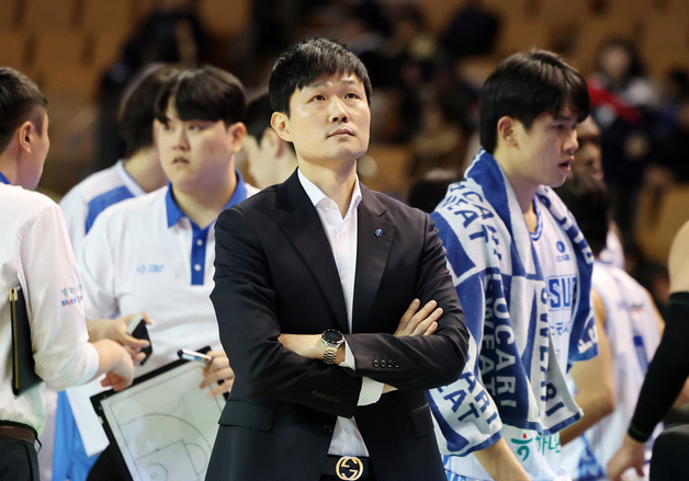 강혁 감독 '고심 가득한 표정'