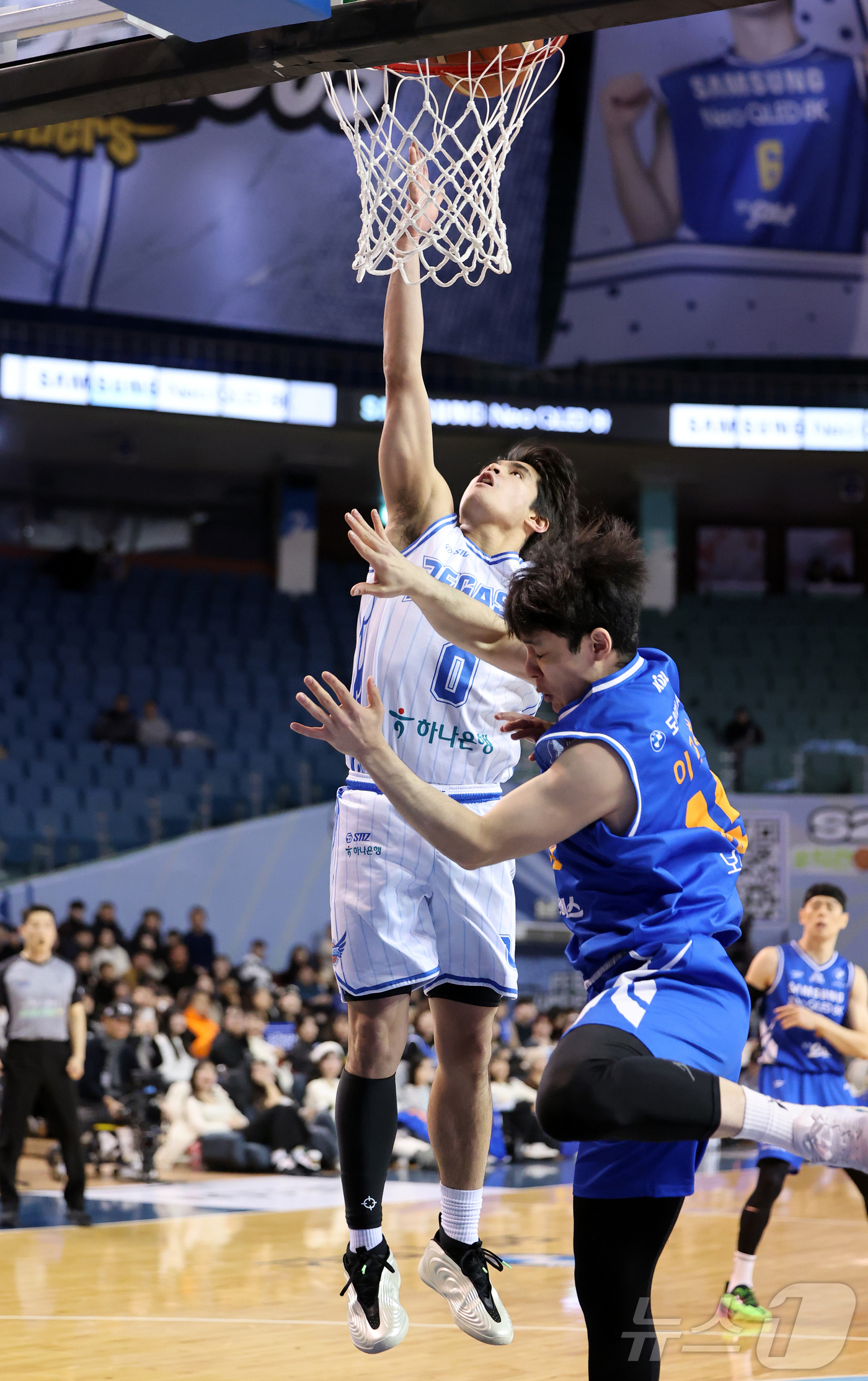 (서울=뉴스1) 김진환 기자 = 22일 오후 서울 송파구 잠실 잠실실내체육관에서 열린 2025-2026 LG전자 프로농구 정규리그 서울 삼성 썬더스와 대구 한국가스공사의 경기, 2 …