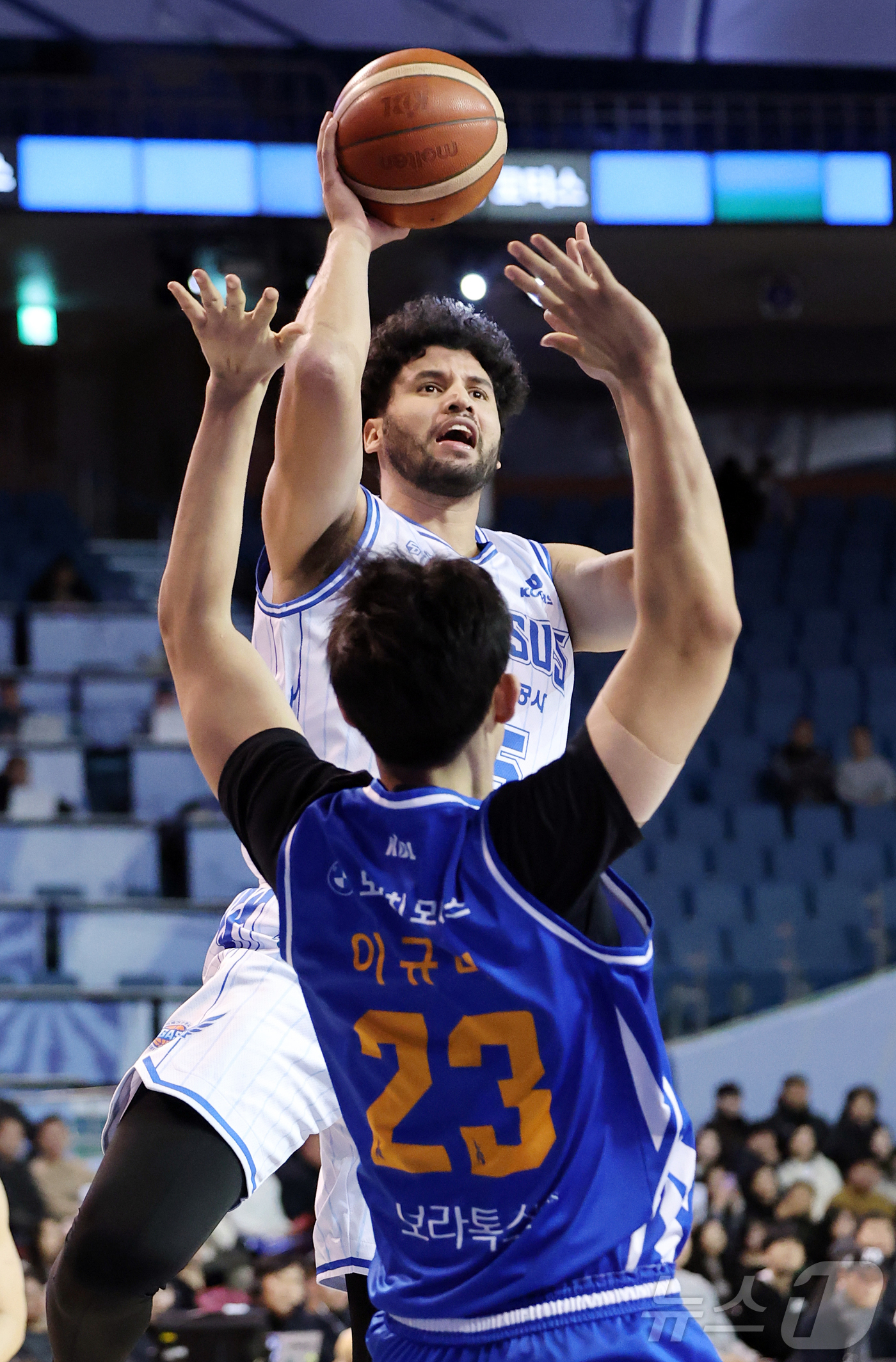 (서울=뉴스1) 김진환 기자 = 22일 오후 서울 송파구 잠실 잠실실내체육관에서 열린 2025-2026 LG전자 프로농구 정규리그 서울 삼성 썬더스와 대구 한국가스공사의 경기, 2 …