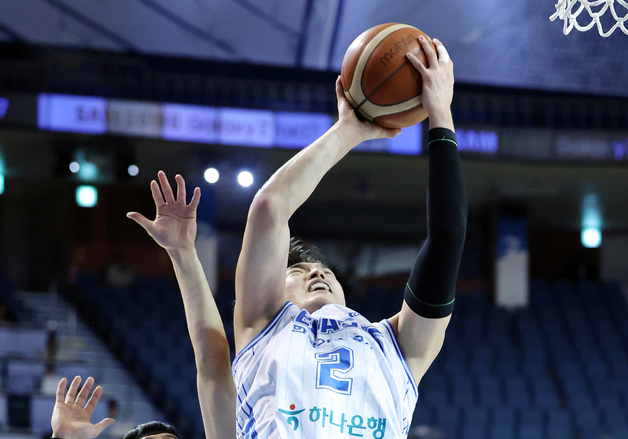 신승민의 과감한 골밑슛