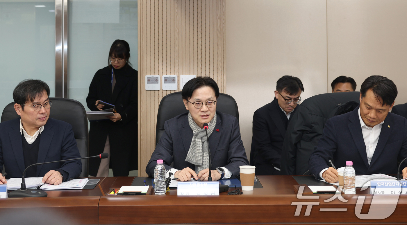 (서울=뉴스1) 김명섭 기자 = 김정관 산업통상부 장관이 22일  전북 군산 한국산업단지공단 전북지역본부에서 재생에너지 소부장 기업 간담회를 주재하고 있다 (산업통상자원부 제공. …