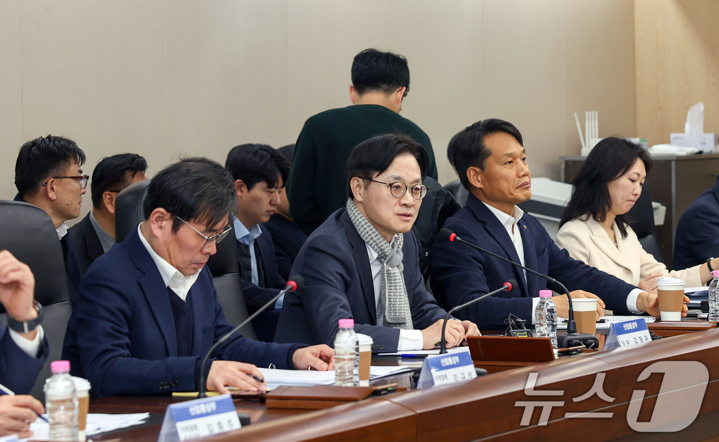 (서울=뉴스1) 김명섭 기자 = 김정관 산업통상부 장관이 22일  전북 군산 한국산업단지공단 전북지역본부에서 재생에너지 소부장 기업 간담회를 주재하고 있다 (산업통상자원부 제공. …