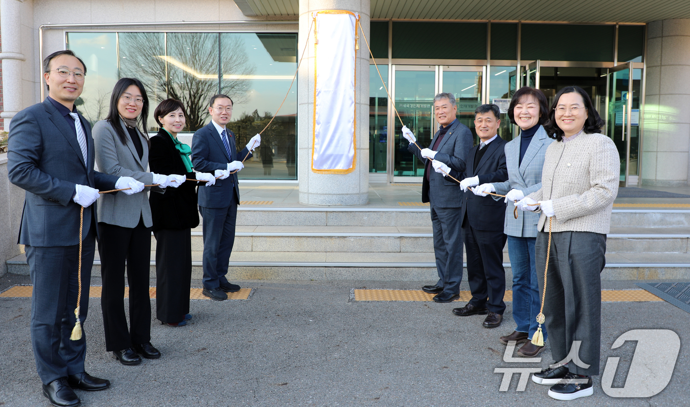 (서울=뉴스1) 김명섭 기자 = 이명구 관세청장이 22일 충남 천안 관세국경인재개발원에서 새로운 비전을 선포하는 현판 제막식을 하고 있다. (관세청 제공. 재판매 및 DB금지) 2 …