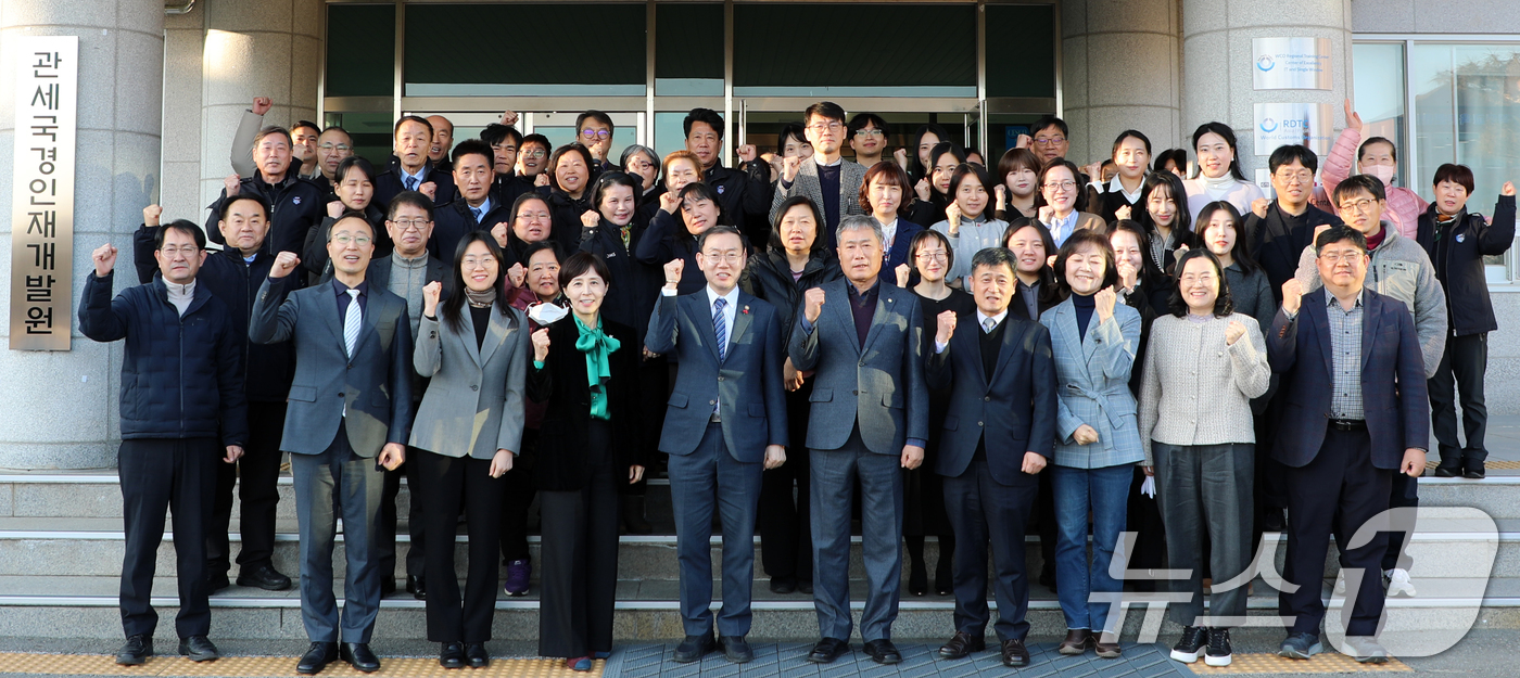 (서울=뉴스1) 김명섭 기자 = 이명구 관세청장이 22일 충남 천안 관세국경인재개발원에서 새로운 비전을 선포하는 현판 제막식을 하고 있다. (관세청 제공. 재판매 및 DB금지) 2 …