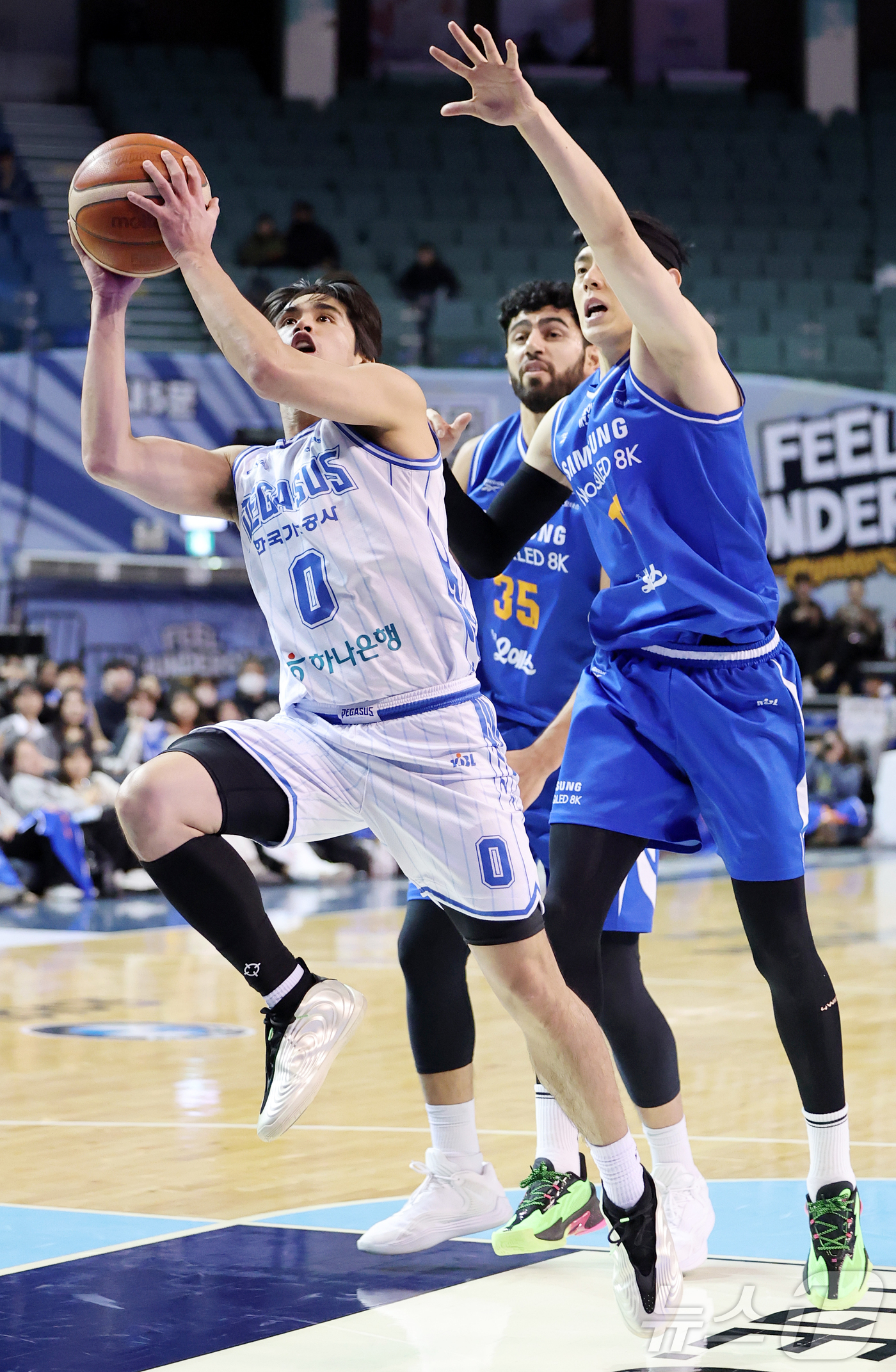 (서울=뉴스1) 김진환 기자 = 22일 오후 서울 송파구 잠실 잠실실내체육관에서 열린 2025-2026 LG전자 프로농구 정규리그 서울 삼성 썬더스와 대구 한국가스공사의 경기, 2 …