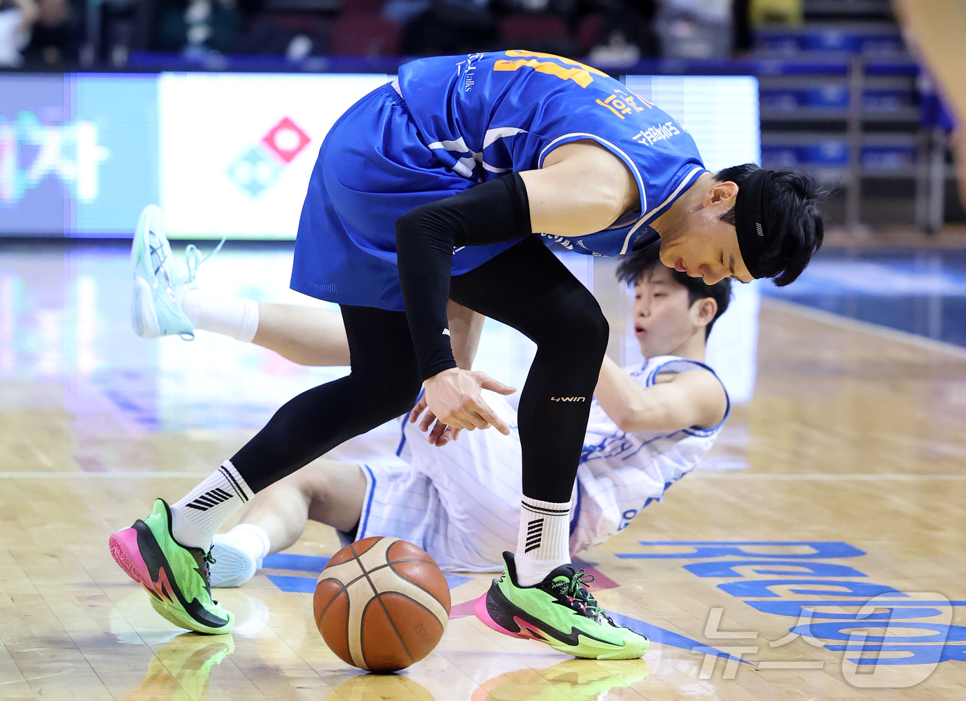 (서울=뉴스1) 김진환 기자 = 22일 오후 서울 송파구 잠실 잠실실내체육관에서 열린 2025-2026 LG전자 프로농구 정규리그 서울 삼성 썬더스와 대구 한국가스공사의 경기, 2 …