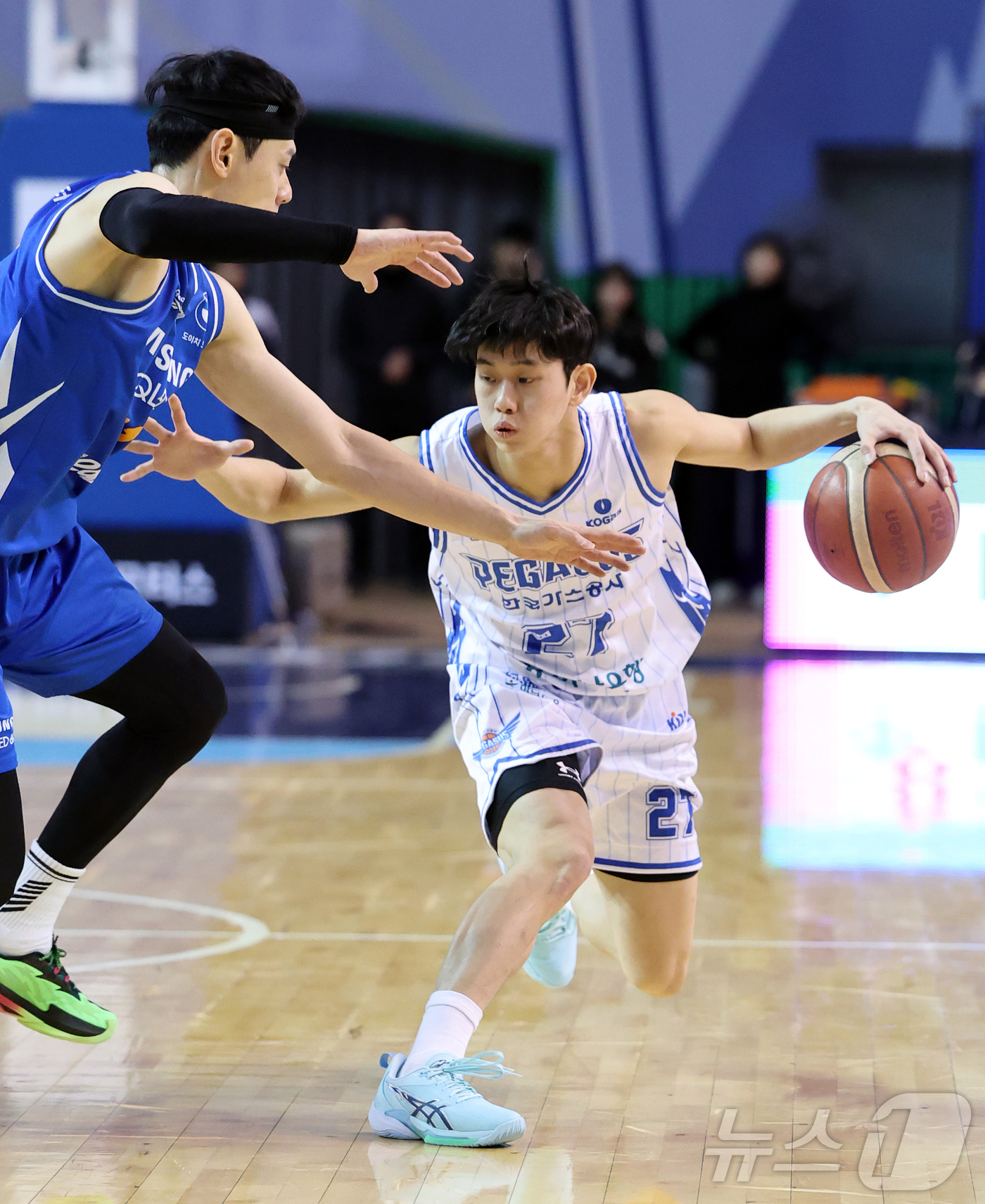 (서울=뉴스1) 김진환 기자 = 22일 오후 서울 송파구 잠실 잠실실내체육관에서 열린 2025-2026 LG전자 프로농구 정규리그 서울 삼성 썬더스와 대구 한국가스공사의 경기, 2 …