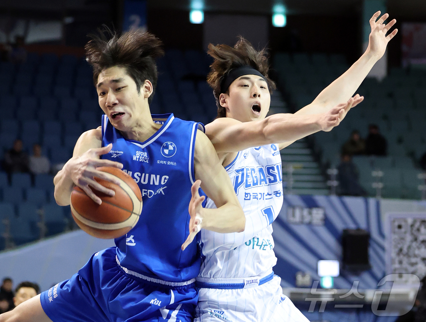 (서울=뉴스1) 김진환 기자 = 22일 오후 서울 송파구 잠실 잠실실내체육관에서 열린 2025-2026 LG전자 프로농구 정규리그 서울 삼성 썬더스와 대구 한국가스공사의 경기, 2 …