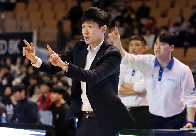 작전 지시하는 강혁 감독