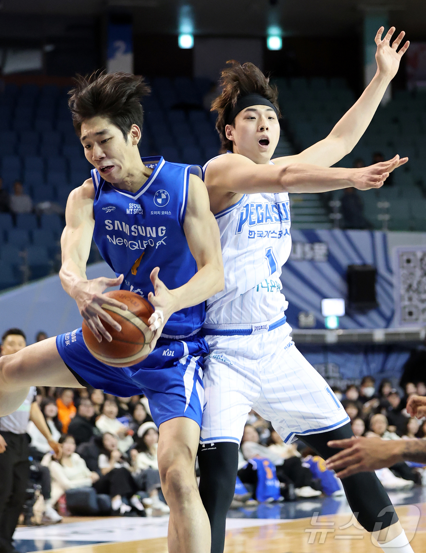 (서울=뉴스1) 김진환 기자 = 22일 오후 서울 송파구 잠실 잠실실내체육관에서 열린 2025-2026 LG전자 프로농구 정규리그 서울 삼성 썬더스와 대구 한국가스공사의 경기, 2 …