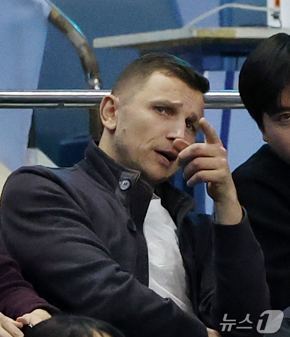 (서울=뉴스1) 김진환 기자 = 니콜라이스 마줄스 대한민국 농구대표팀 감독이 22일 오후 서울 송파구 잠실 잠실실내체육관에서 열린 2025-2026 LG전자 프로농구 정규리그 서울 …