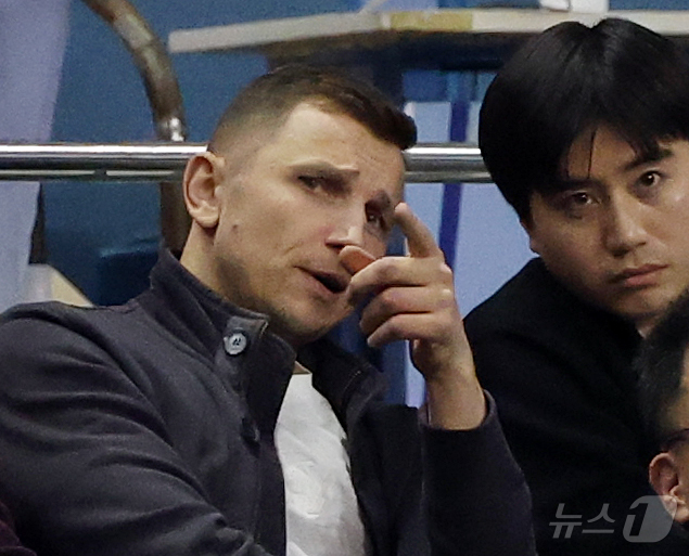 (서울=뉴스1) 김진환 기자 = 니콜라이스 마줄스 대한민국 농구대표팀 감독이 22일 오후 서울 송파구 잠실 잠실실내체육관에서 열린 2025-2026 LG전자 프로농구 정규리그 서울 …