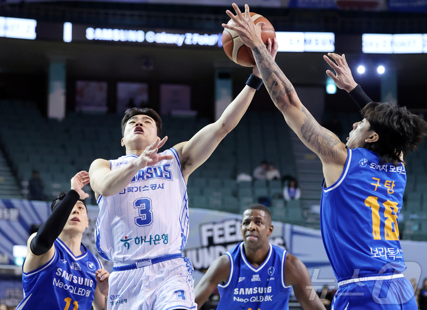 (서울=뉴스1) 김진환 기자 = 22일 오후 서울 송파구 잠실 잠실실내체육관에서 열린 2025-2026 LG전자 프로농구 정규리그 서울 삼성 썬더스와 대구 한국가스공사의 경기, 2 …