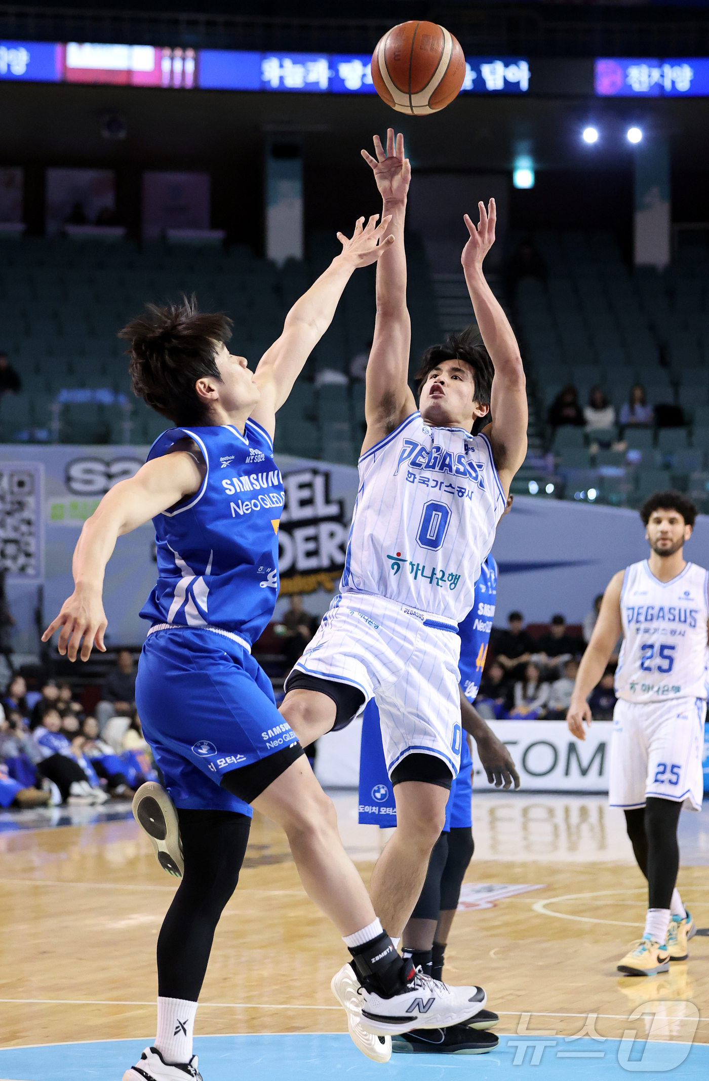 (서울=뉴스1) 김진환 기자 = 22일 오후 서울 송파구 잠실 잠실실내체육관에서 열린 2025-2026 LG전자 프로농구 정규리그 서울 삼성 썬더스와 대구 한국가스공사의 경기, 2 …