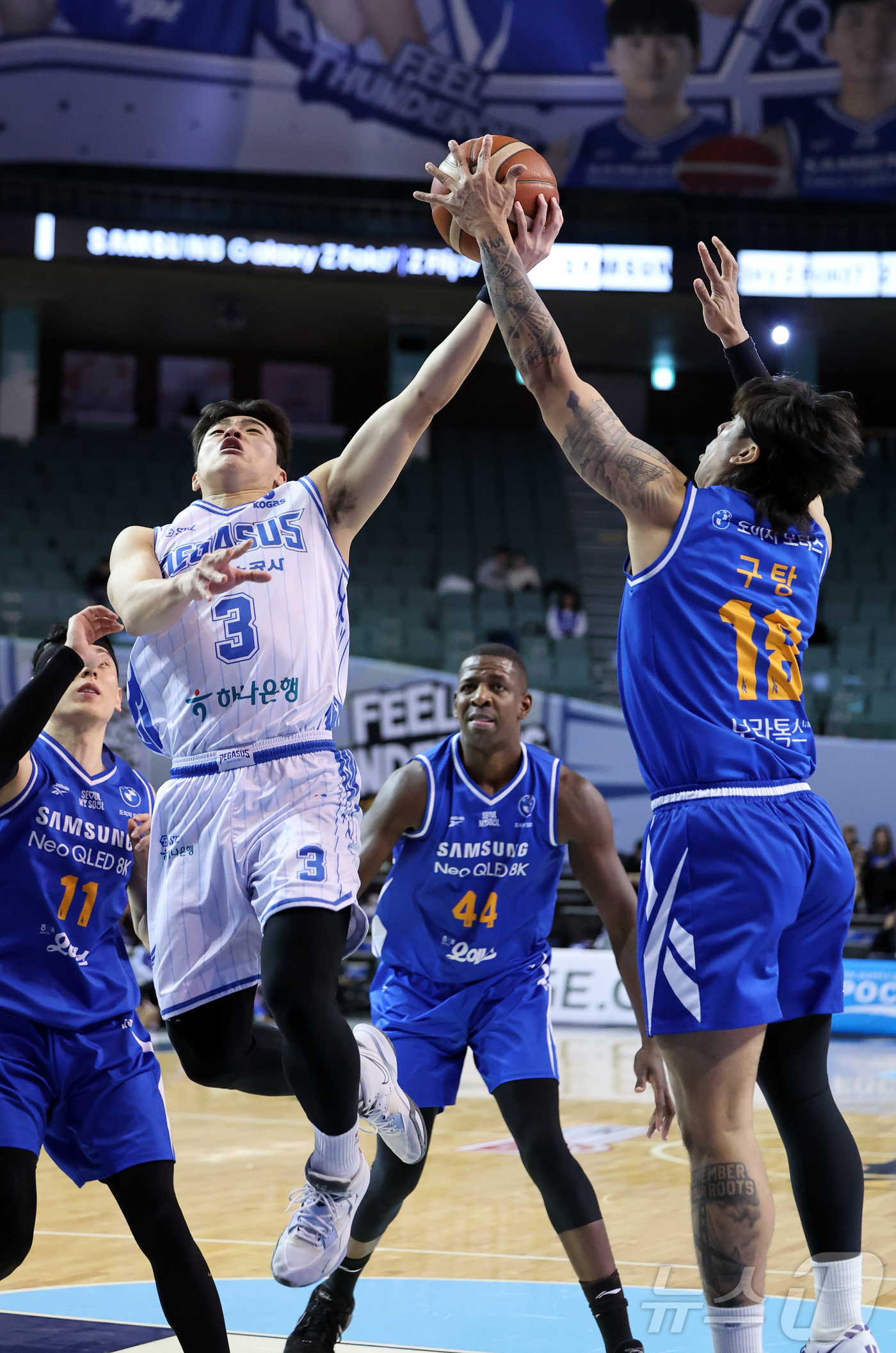 (서울=뉴스1) 김진환 기자 = 22일 오후 서울 송파구 잠실 잠실실내체육관에서 열린 2025-2026 LG전자 프로농구 정규리그 서울 삼성 썬더스와 대구 한국가스공사의 경기, 2 …