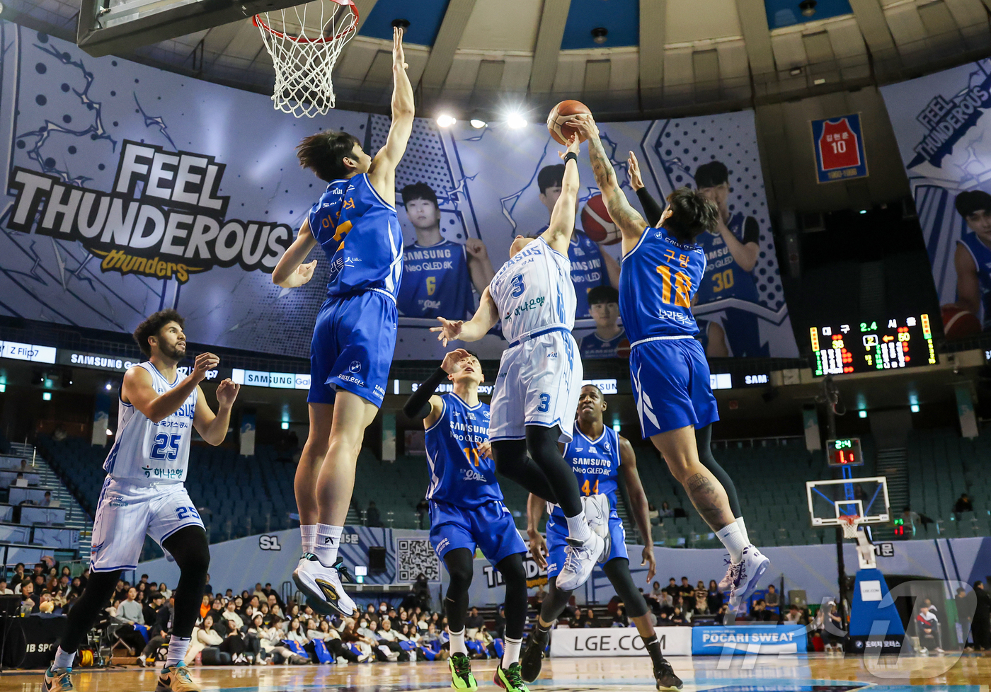 (서울=뉴스1) 김진환 기자 = 22일 오후 서울 송파구 잠실 잠실실내체육관에서 열린 2025-2026 LG전자 프로농구 정규리그 서울 삼성 썬더스와 대구 한국가스공사의 경기, 2 …