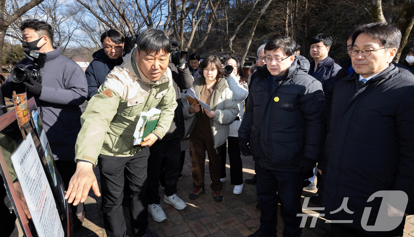 (서울=뉴스1) 김명섭 기자 = 김성환 기후에너지환경부장관이 22일 광주광역시 북구 소재 우치동물원에서 향후 판다 도입과 관련하여 현장을 점검하고 있다. (기후에너지환경부제공. 재 …