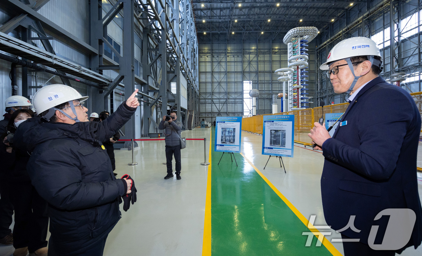 (서울=뉴스1) 김명섭 기자 = 김성환 기후에너지환경부장관이 22일 전북 고창군 소재 한국전력 고창전력시험센터를 방문하여 765kV 철탑, 고전압 및 저전압 직류케이블 실증시험장 …