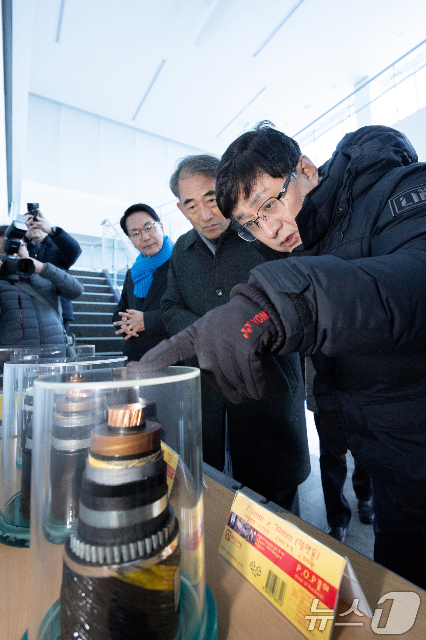 (서울=뉴스1) 김명섭 기자 = 김성환 기후에너지환경부장관이 22일 전북 고창군 소재 한국전력 고창전력시험센터를 방문하여 765kV 철탑, 고전압 및 저전압 직류케이블 실증시험장 …