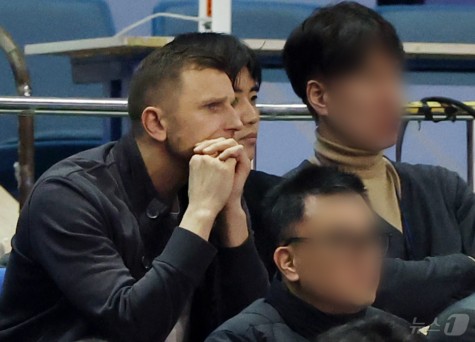 (서울=뉴스1) 김진환 기자 = 니콜라이스 마줄스 대한민국 농구대표팀 감독이 22일 오후 서울 송파구 잠실 잠실실내체육관에서 열린 2025-2026 LG전자 프로농구 정규리그 서울 …