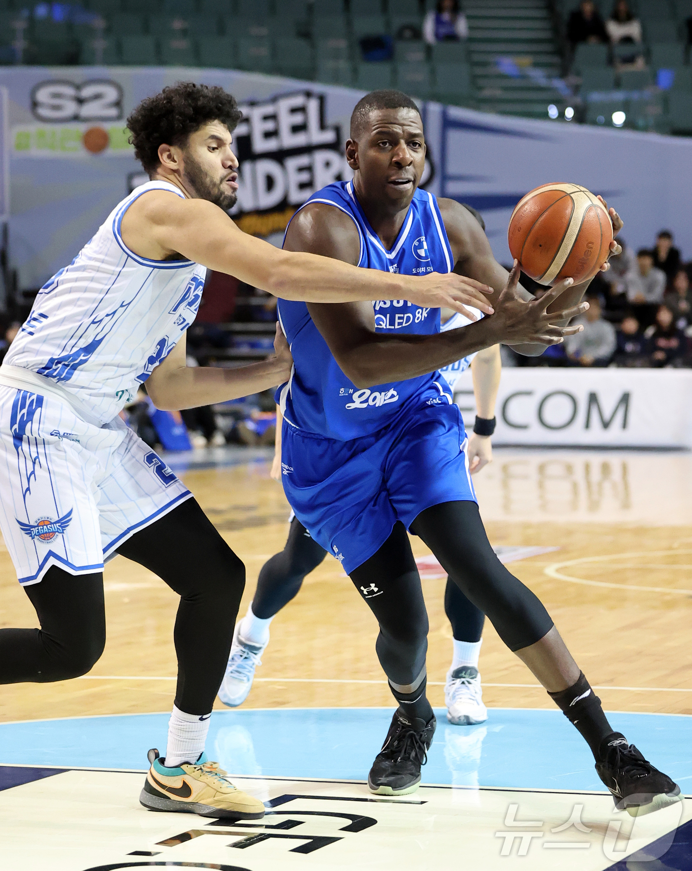 (서울=뉴스1) 김진환 기자 = 22일 오후 서울 송파구 잠실 잠실실내체육관에서 열린 2025-2026 LG전자 프로농구 정규리그 서울 삼성 썬더스와 대구 한국가스공사의 경기, 3 …