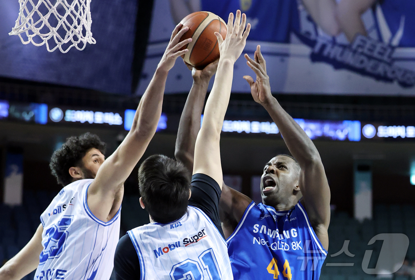 (서울=뉴스1) 김진환 기자 = 22일 오후 서울 송파구 잠실 잠실실내체육관에서 열린 2025-2026 LG전자 프로농구 정규리그 서울 삼성 썬더스와 대구 한국가스공사의 경기, 3 …