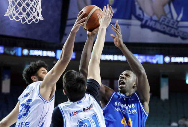 보트라이트의 수비에 막히는 니콜슨