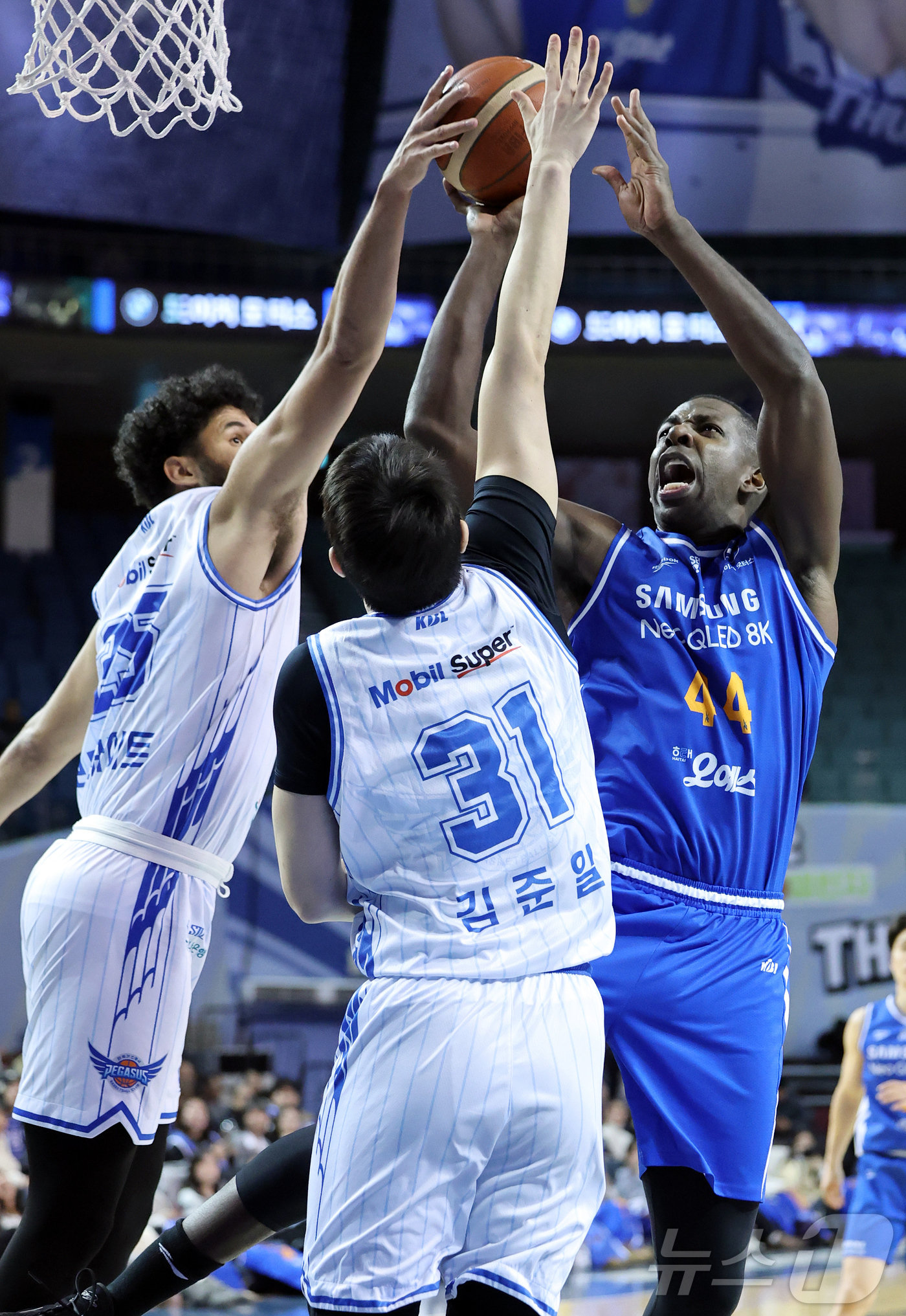 (서울=뉴스1) 김진환 기자 = 22일 오후 서울 송파구 잠실 잠실실내체육관에서 열린 2025-2026 LG전자 프로농구 정규리그 서울 삼성 썬더스와 대구 한국가스공사의 경기, 3 …