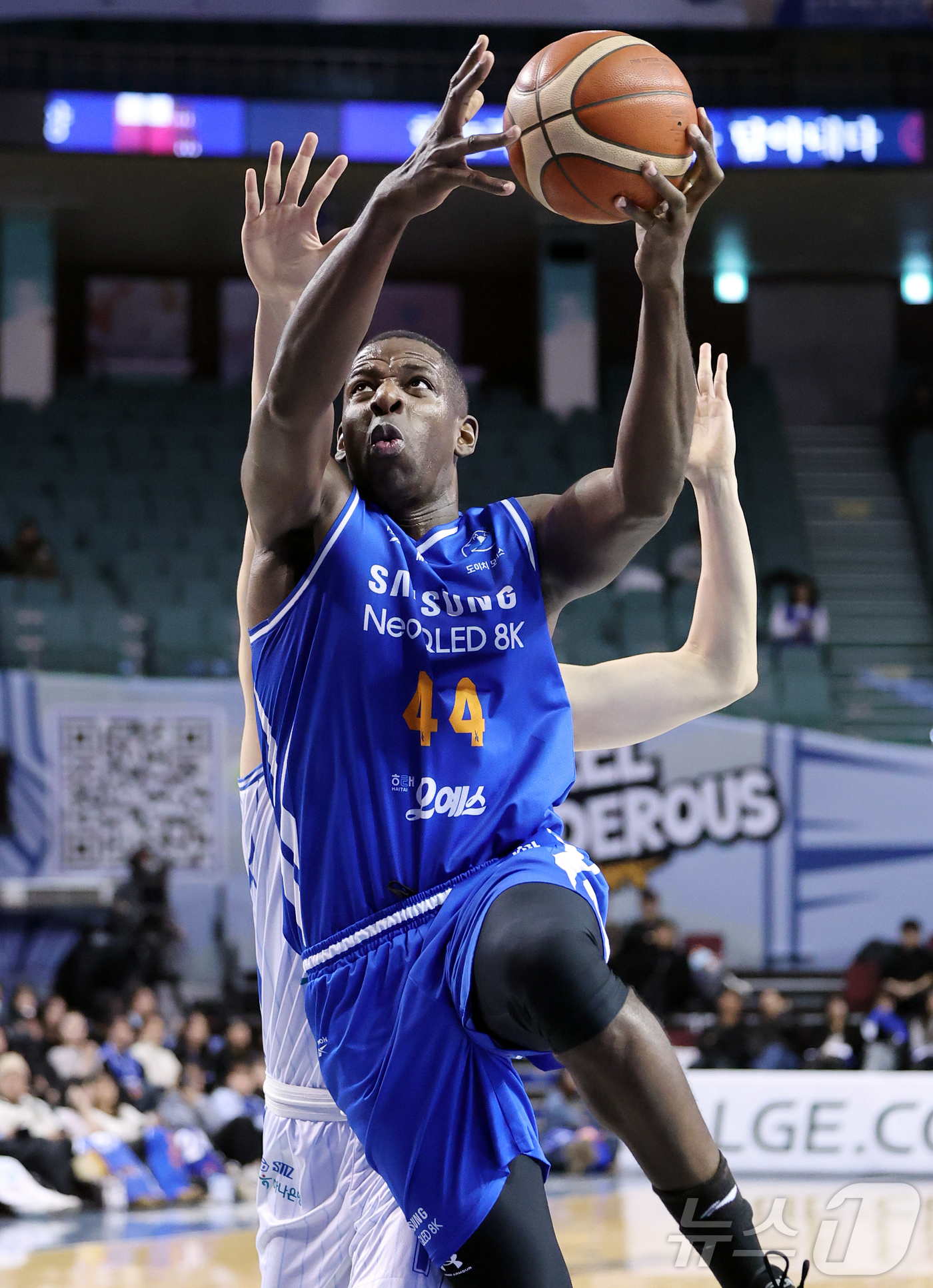 (서울=뉴스1) 김진환 기자 = 22일 오후 서울 송파구 잠실 잠실실내체육관에서 열린 2025-2026 LG전자 프로농구 정규리그 서울 삼성 썬더스와 대구 한국가스공사의 경기, 3 …