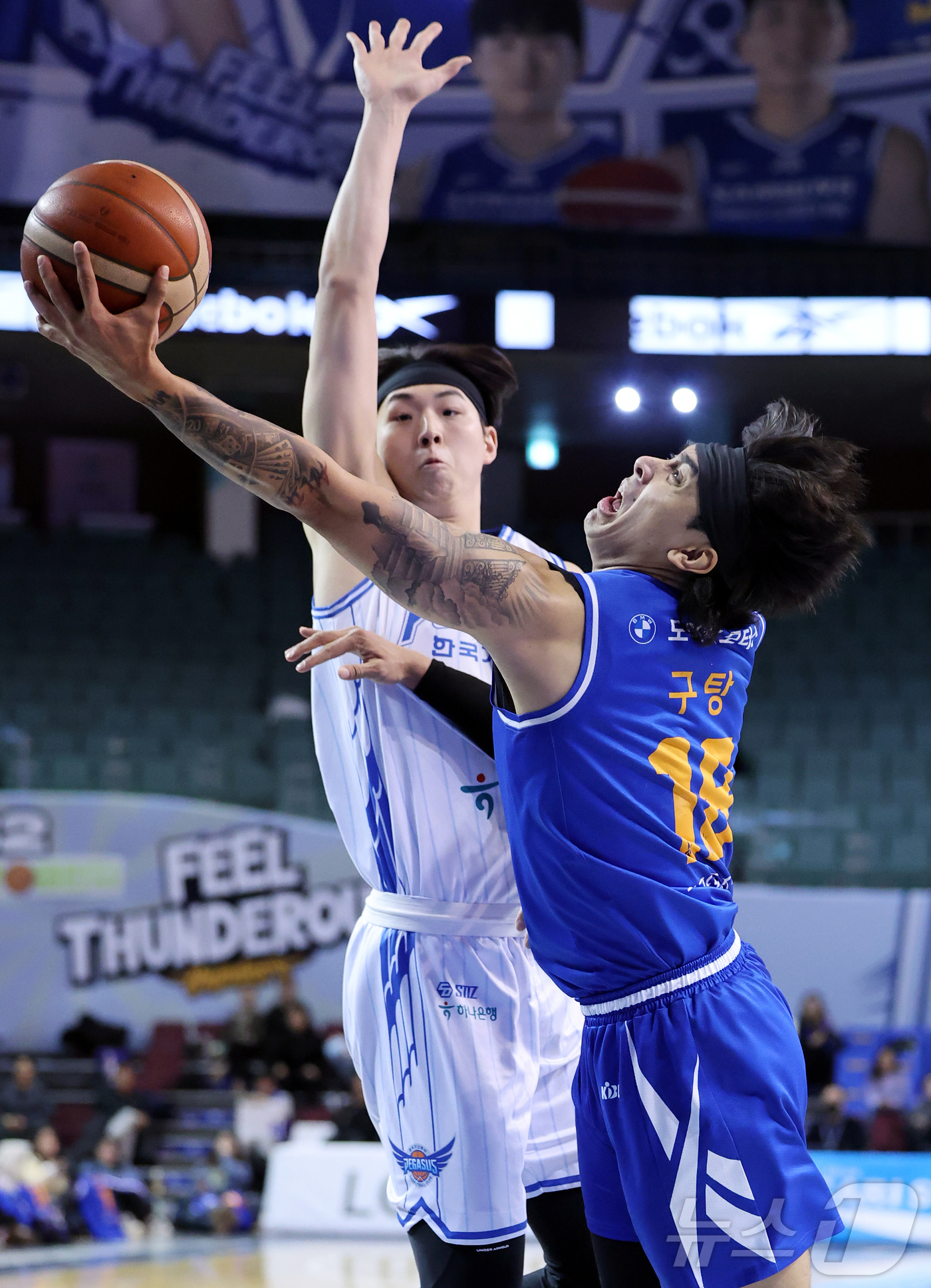 (서울=뉴스1) 김진환 기자 = 22일 오후 서울 송파구 잠실 잠실실내체육관에서 열린 2025-2026 LG전자 프로농구 정규리그 서울 삼성 썬더스와 대구 한국가스공사의 경기, 3 …