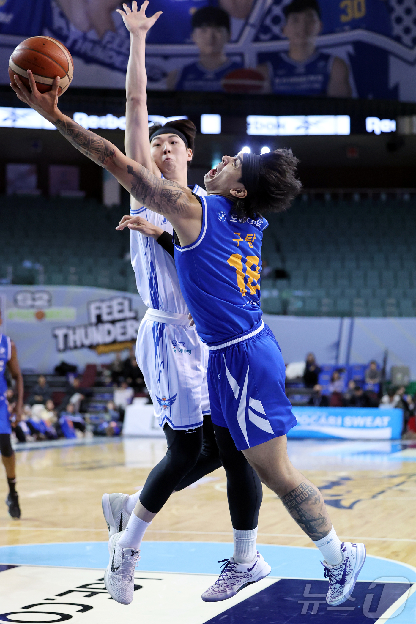 (서울=뉴스1) 김진환 기자 = 22일 오후 서울 송파구 잠실 잠실실내체육관에서 열린 2025-2026 LG전자 프로농구 정규리그 서울 삼성 썬더스와 대구 한국가스공사의 경기, 3 …