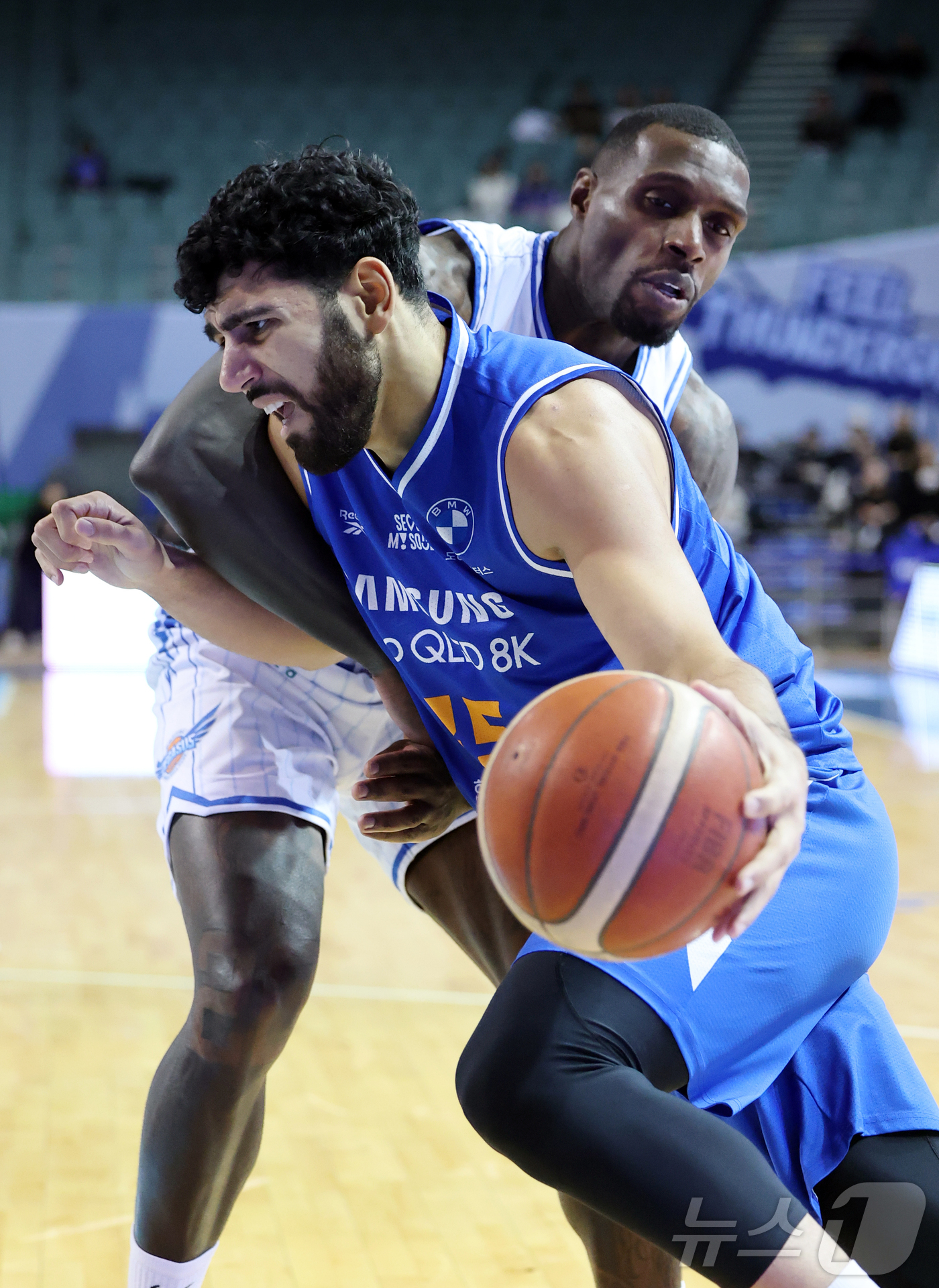 (서울=뉴스1) 김진환 기자 = 22일 오후 서울 송파구 잠실 잠실실내체육관에서 열린 2025-2026 LG전자 프로농구 정규리그 서울 삼성 썬더스와 대구 한국가스공사의 경기, 3 …