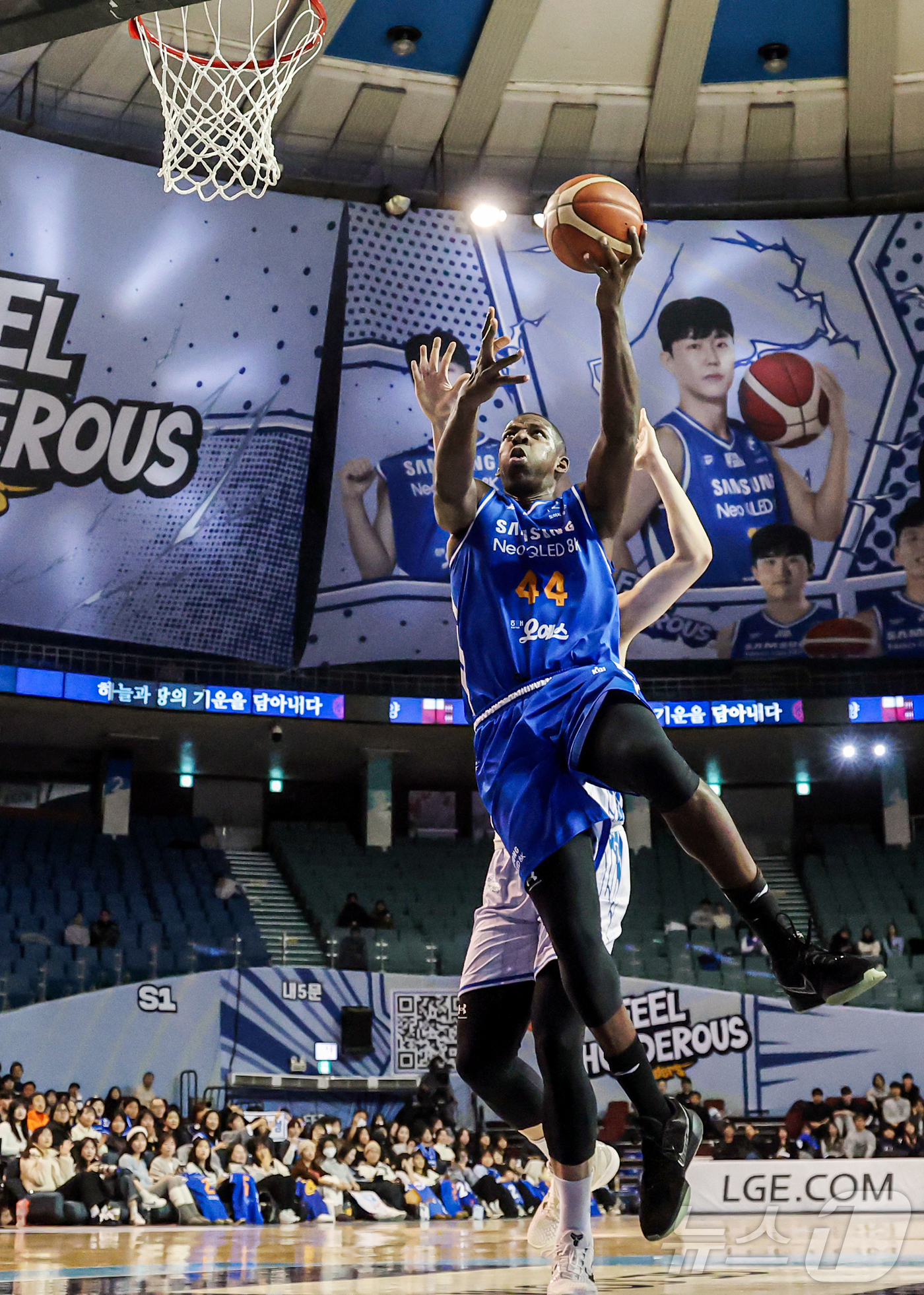 (서울=뉴스1) 김진환 기자 = 22일 오후 서울 송파구 잠실 잠실실내체육관에서 열린 2025-2026 LG전자 프로농구 정규리그 서울 삼성 썬더스와 대구 한국가스공사의 경기, 3 …