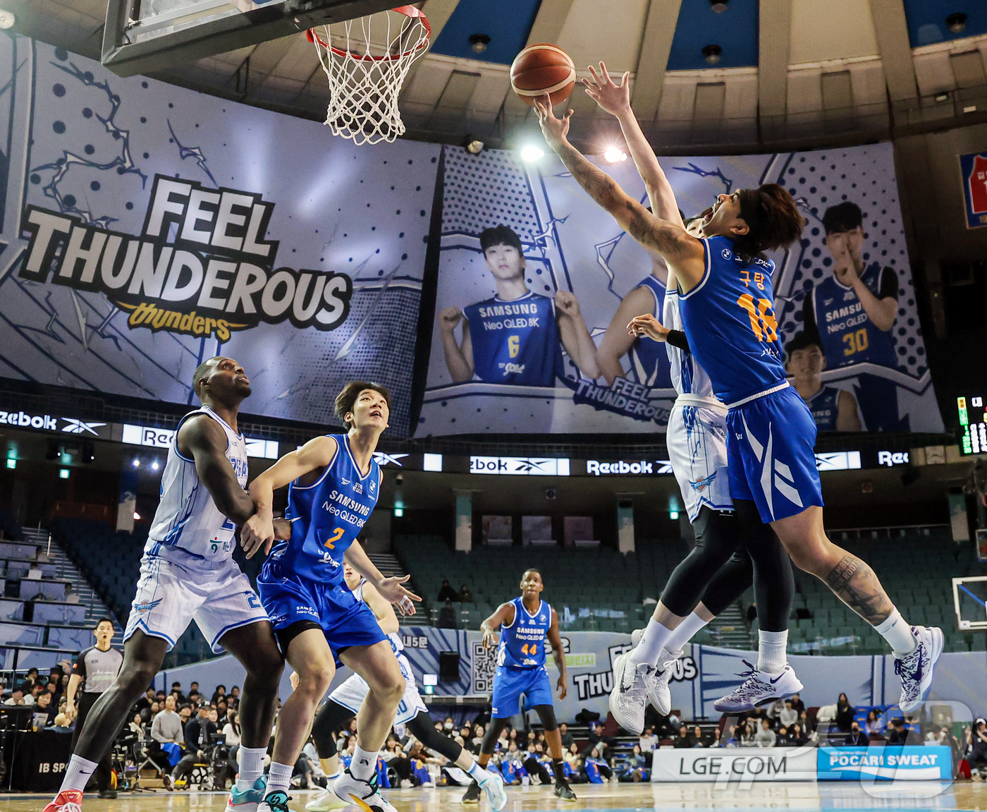 (서울=뉴스1) 김진환 기자 = 22일 오후 서울 송파구 잠실 잠실실내체육관에서 열린 2025-2026 LG전자 프로농구 정규리그 서울 삼성 썬더스와 대구 한국가스공사의 경기, 3 …