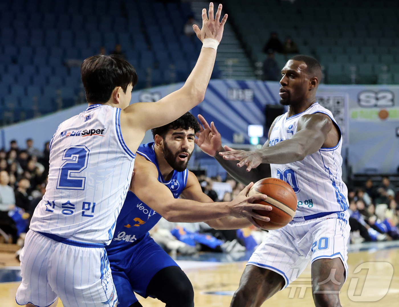 (서울=뉴스1) 김진환 기자 = 22일 오후 서울 송파구 잠실 잠실실내체육관에서 열린 2025-2026 LG전자 프로농구 정규리그 서울 삼성 썬더스와 대구 한국가스공사의 경기, 4 …