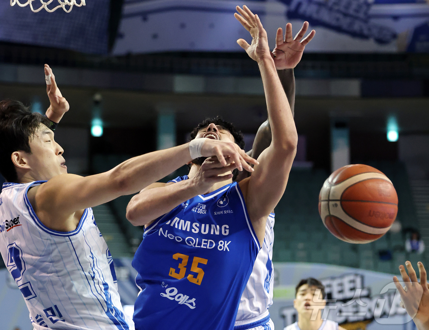 (서울=뉴스1) 김진환 기자 = 22일 오후 서울 송파구 잠실 잠실실내체육관에서 열린 2025-2026 LG전자 프로농구 정규리그 서울 삼성 썬더스와 대구 한국가스공사의 경기, 4 …