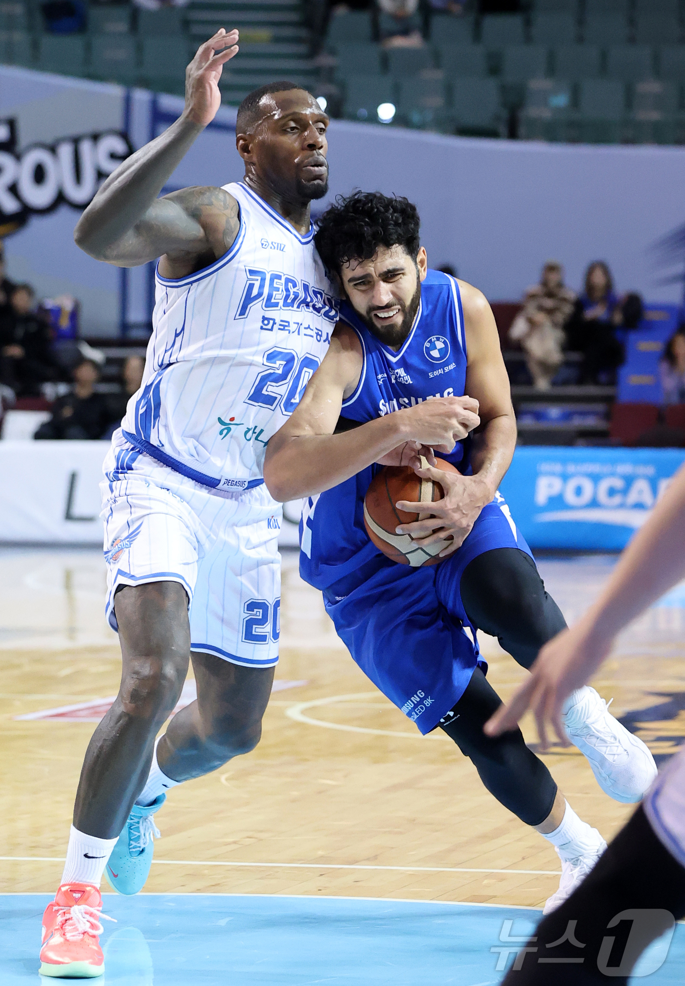 (서울=뉴스1) 김진환 기자 = 22일 오후 서울 송파구 잠실 잠실실내체육관에서 열린 2025-2026 LG전자 프로농구 정규리그 서울 삼성 썬더스와 대구 한국가스공사의 경기, 4 …