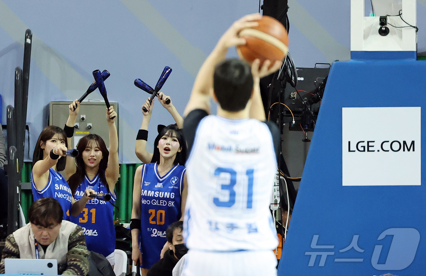 (서울=뉴스1) 김진환 기자 = 22일 오후 서울 송파구 잠실 잠실실내체육관에서 열린 2025-2026 LG전자 프로농구 정규리그 서울 삼성 썬더스와 대구 한국가스공사의 경기, 4 …