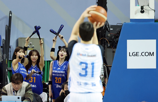 자유투 방해하는 치어리더들