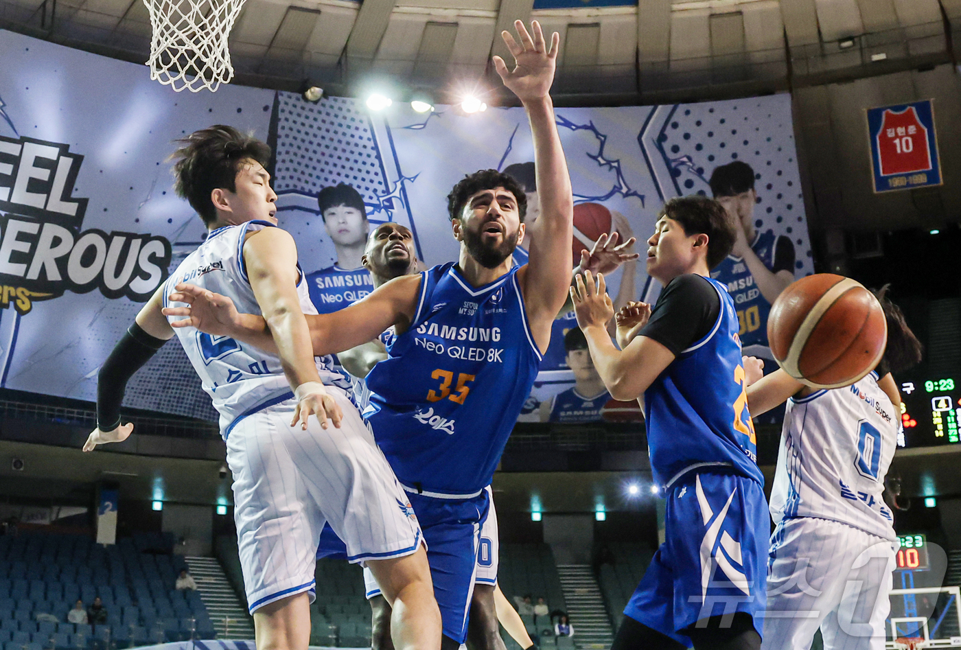 (서울=뉴스1) 김진환 기자 = 22일 오후 서울 송파구 잠실 잠실실내체육관에서 열린 2025-2026 LG전자 프로농구 정규리그 서울 삼성 썬더스와 대구 한국가스공사의 경기, 4 …