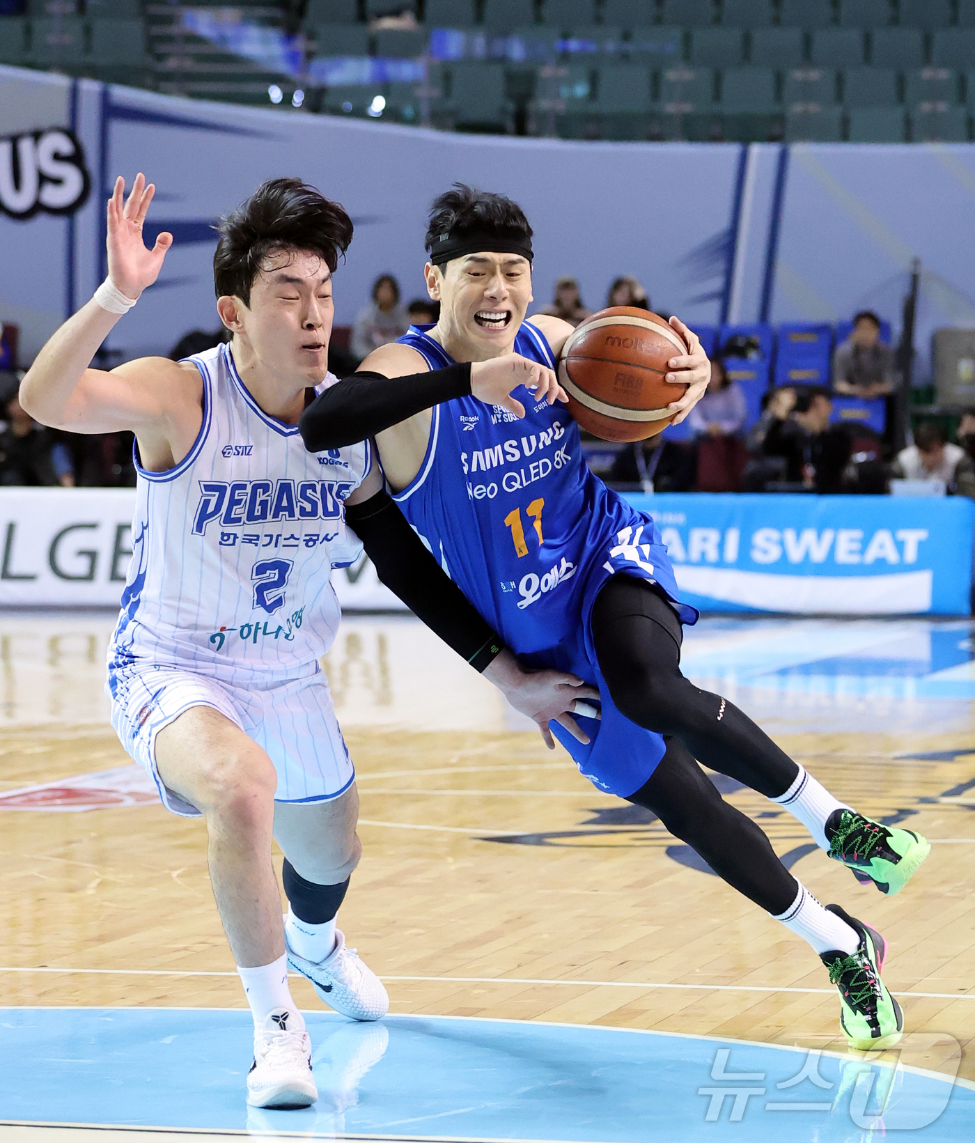 (서울=뉴스1) 김진환 기자 = 22일 오후 서울 송파구 잠실 잠실실내체육관에서 열린 2025-2026 LG전자 프로농구 정규리그 서울 삼성 썬더스와 대구 한국가스공사의 경기, 4 …