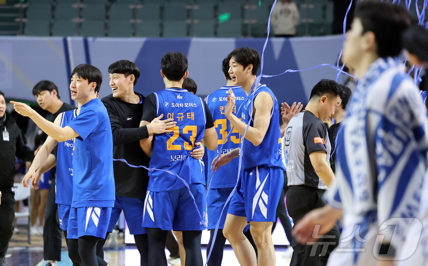 (서울=뉴스1) 김진환 기자 = 22일 오후 서울 송파구 잠실 잠실실내체육관에서 열린 2025-2026 LG전자 프로농구 정규리그 서울 삼성 썬더스와 대구 한국가스공사의 경기, 9 …