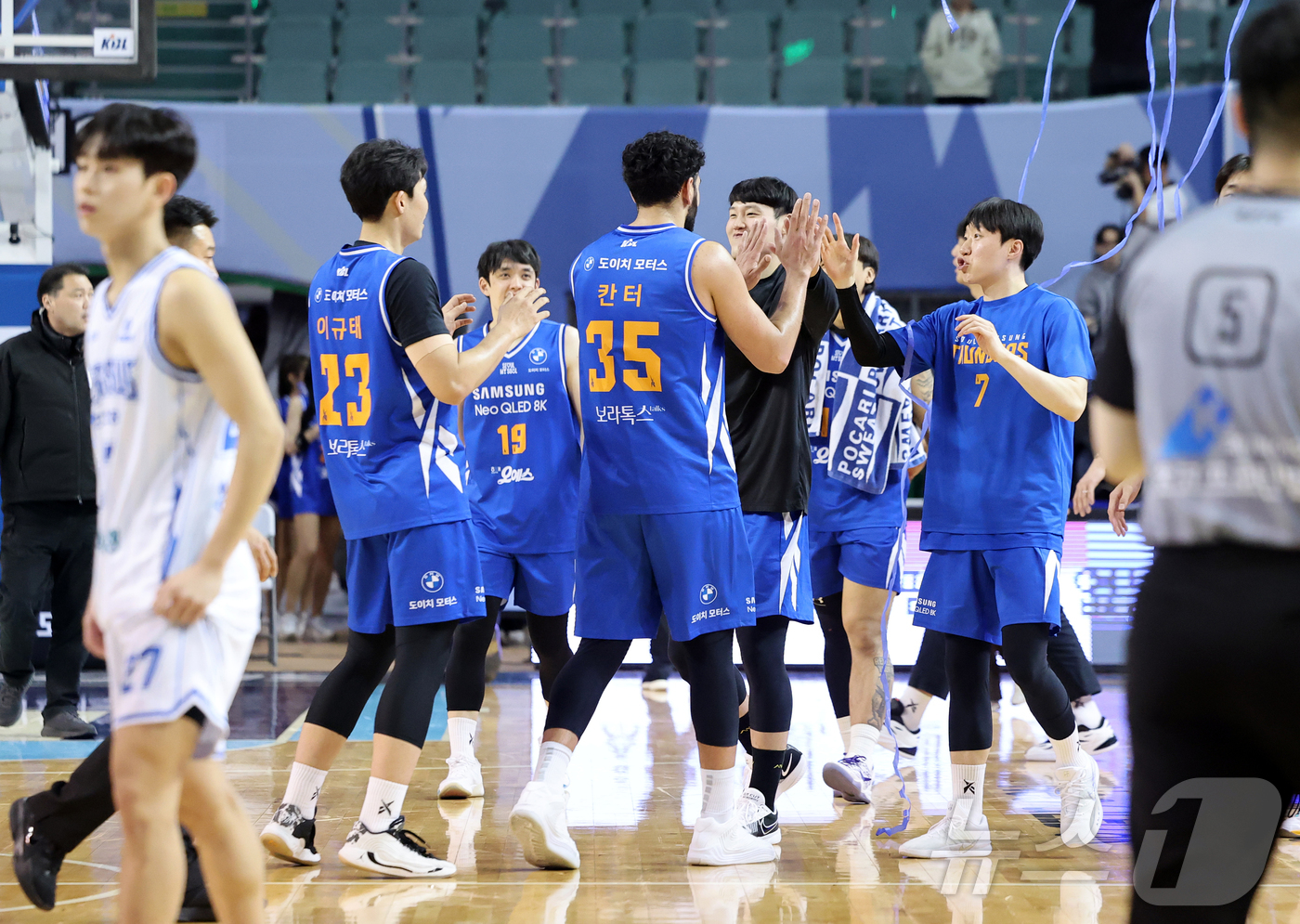 (서울=뉴스1) 김진환 기자 = 22일 오후 서울 송파구 잠실 잠실실내체육관에서 열린 2025-2026 LG전자 프로농구 정규리그 서울 삼성 썬더스와 대구 한국가스공사의 경기, 9 …