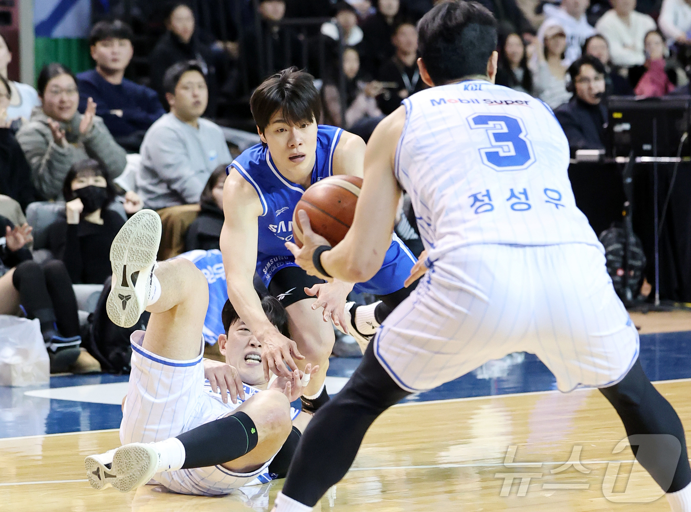 (서울=뉴스1) 김진환 기자 = 22일 오후 서울 송파구 잠실 잠실실내체육관에서 열린 2025-2026 LG전자 프로농구 정규리그 서울 삼성 썬더스와 대구 한국가스공사의 경기, 4 …