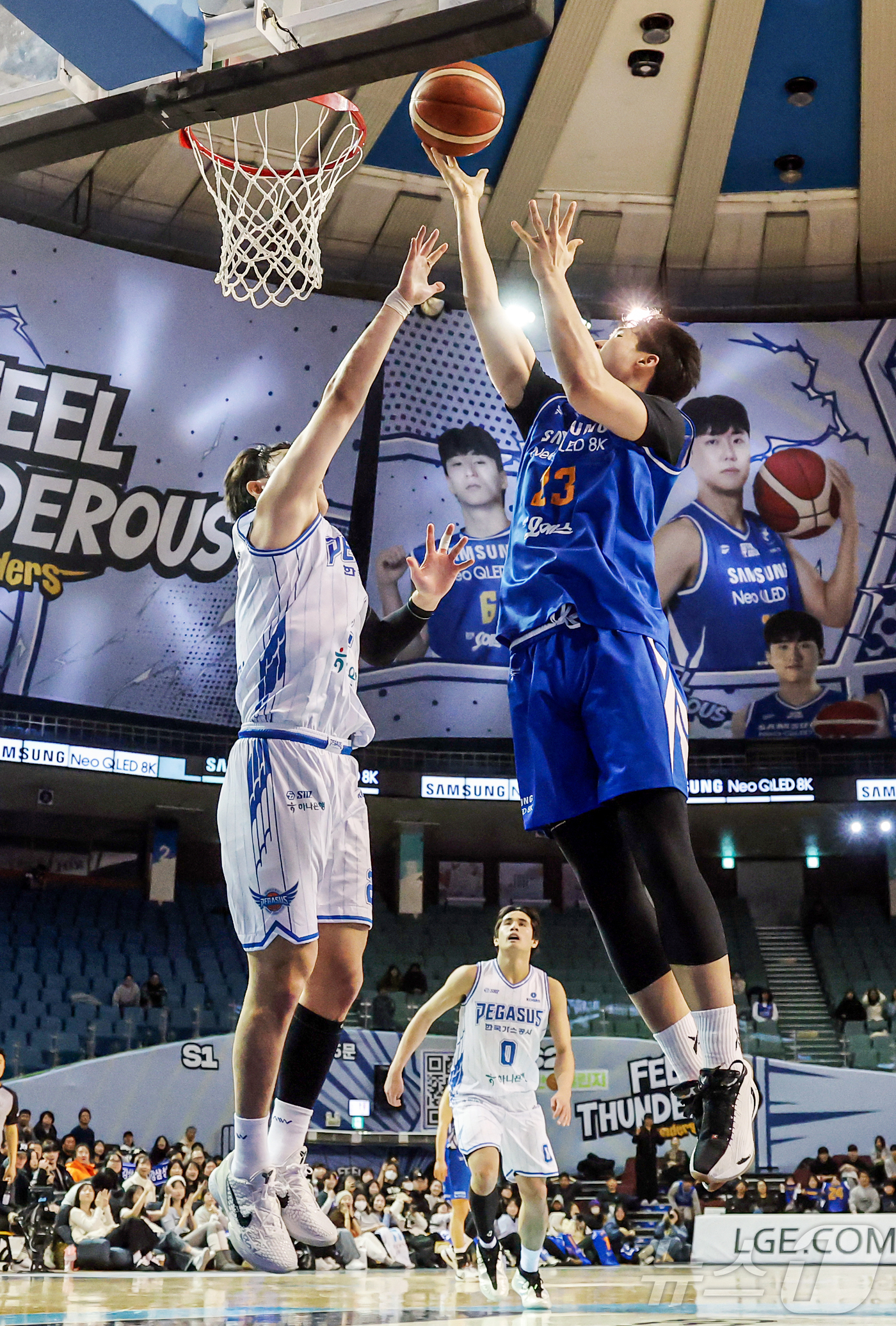 (서울=뉴스1) 김진환 기자 = 22일 오후 서울 송파구 잠실 잠실실내체육관에서 열린 2025-2026 LG전자 프로농구 정규리그 서울 삼성 썬더스와 대구 한국가스공사의 경기, 4 …