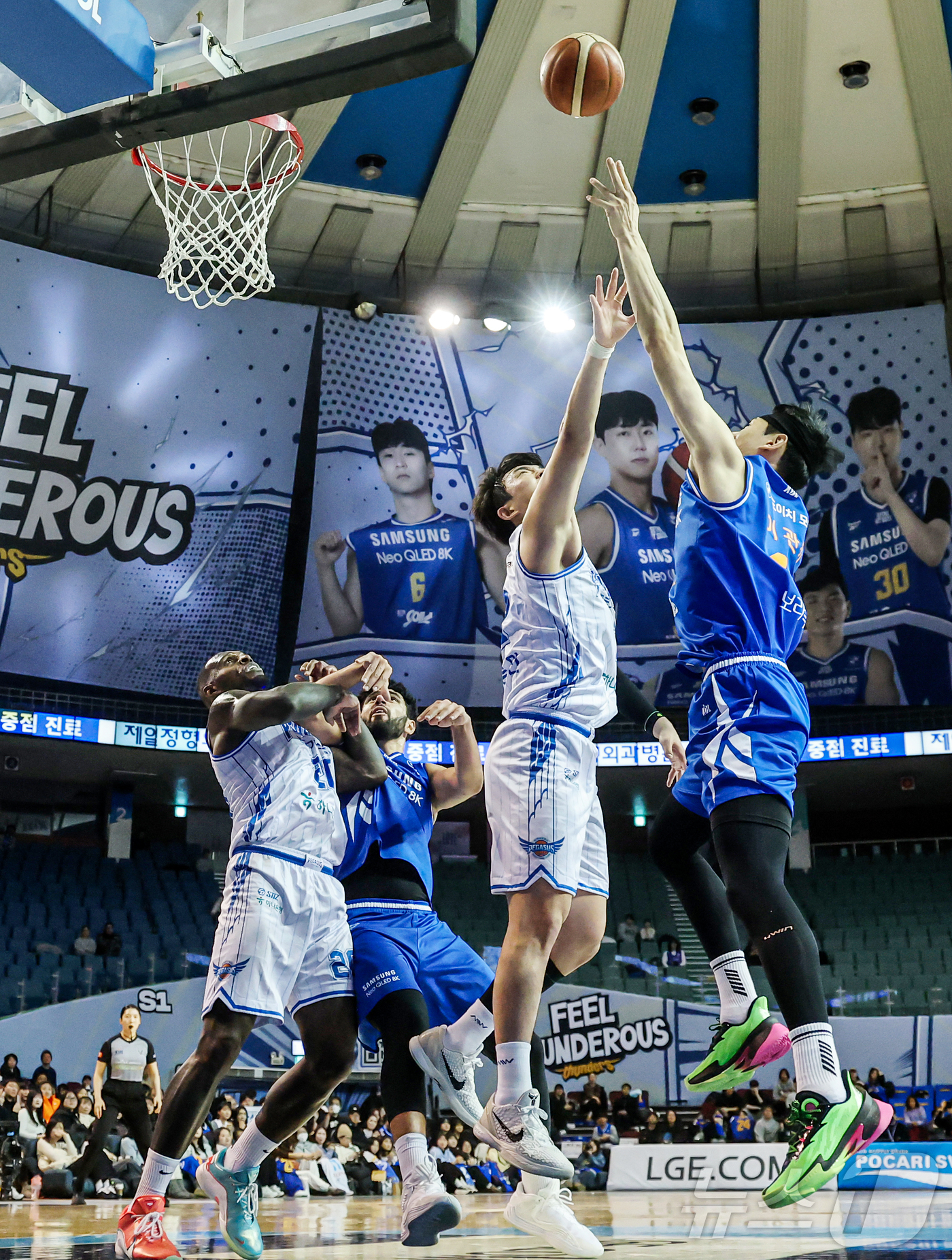 (서울=뉴스1) 김진환 기자 = 22일 오후 서울 송파구 잠실 잠실실내체육관에서 열린 2025-2026 LG전자 프로농구 정규리그 서울 삼성 썬더스와 대구 한국가스공사의 경기, 4 …