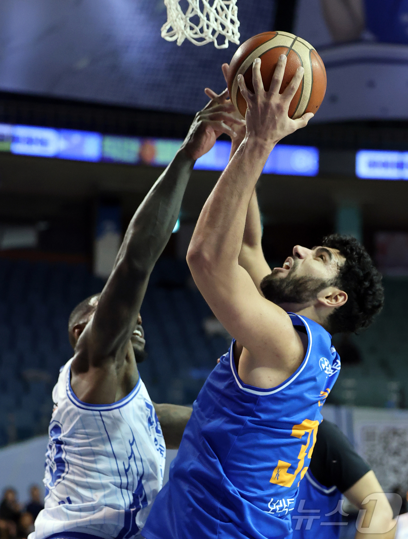 (서울=뉴스1) 김진환 기자 = 22일 오후 서울 송파구 잠실 잠실실내체육관에서 열린 2025-2026 LG전자 프로농구 정규리그 서울 삼성 썬더스와 대구 한국가스공사의 경기, 4 …