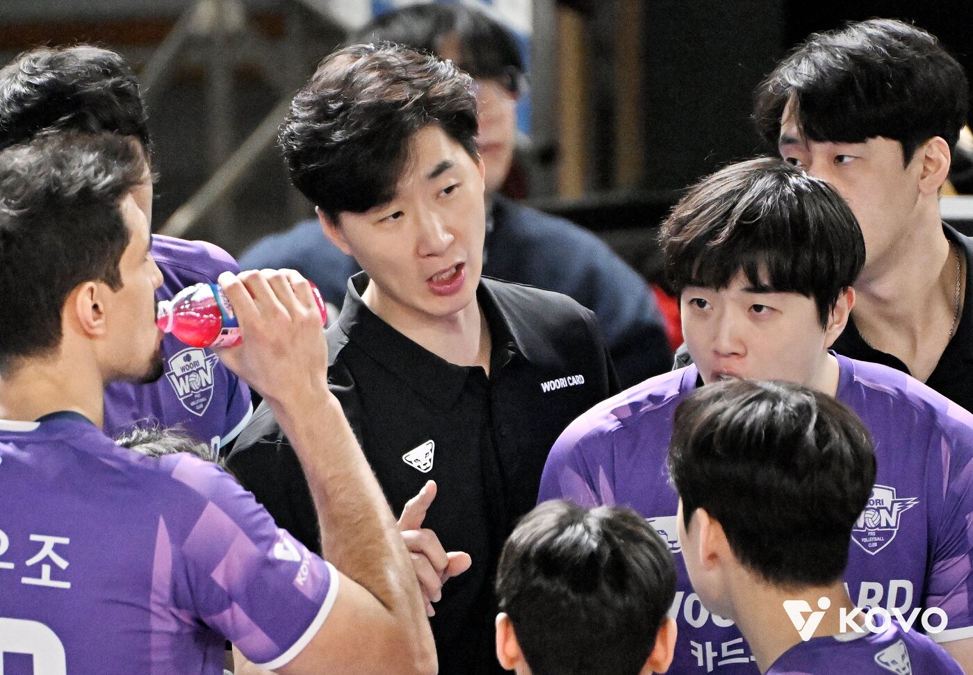 본문 이미지 - 박철우 우리카드 감독대행(검은색 상의)이 22일 대전 충무체육관에서 열린 2025-26 V리그 남자부 삼성화재전에서 작전을 지시하고 있다. (KOVO 제공)